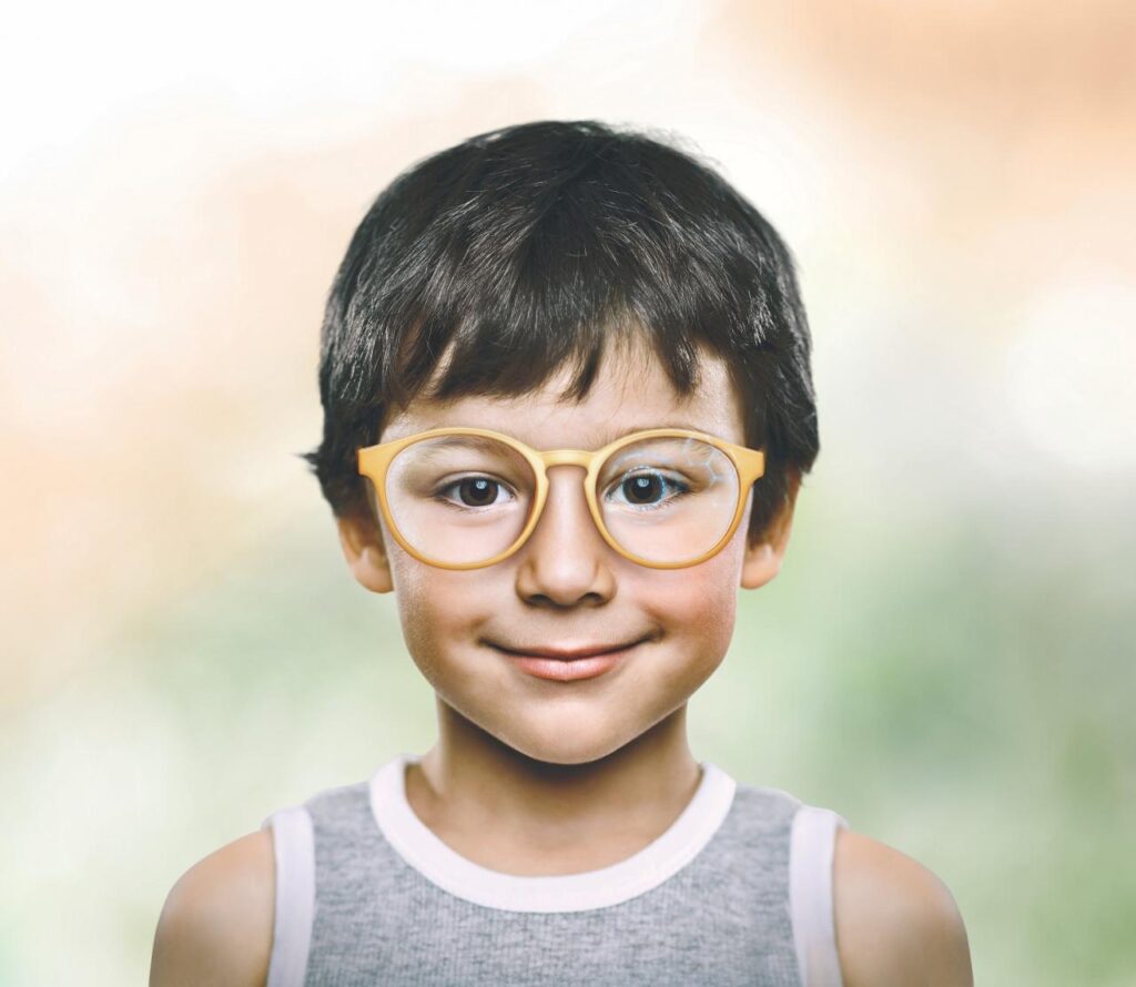 Kind mit einer hellen runden Brille
